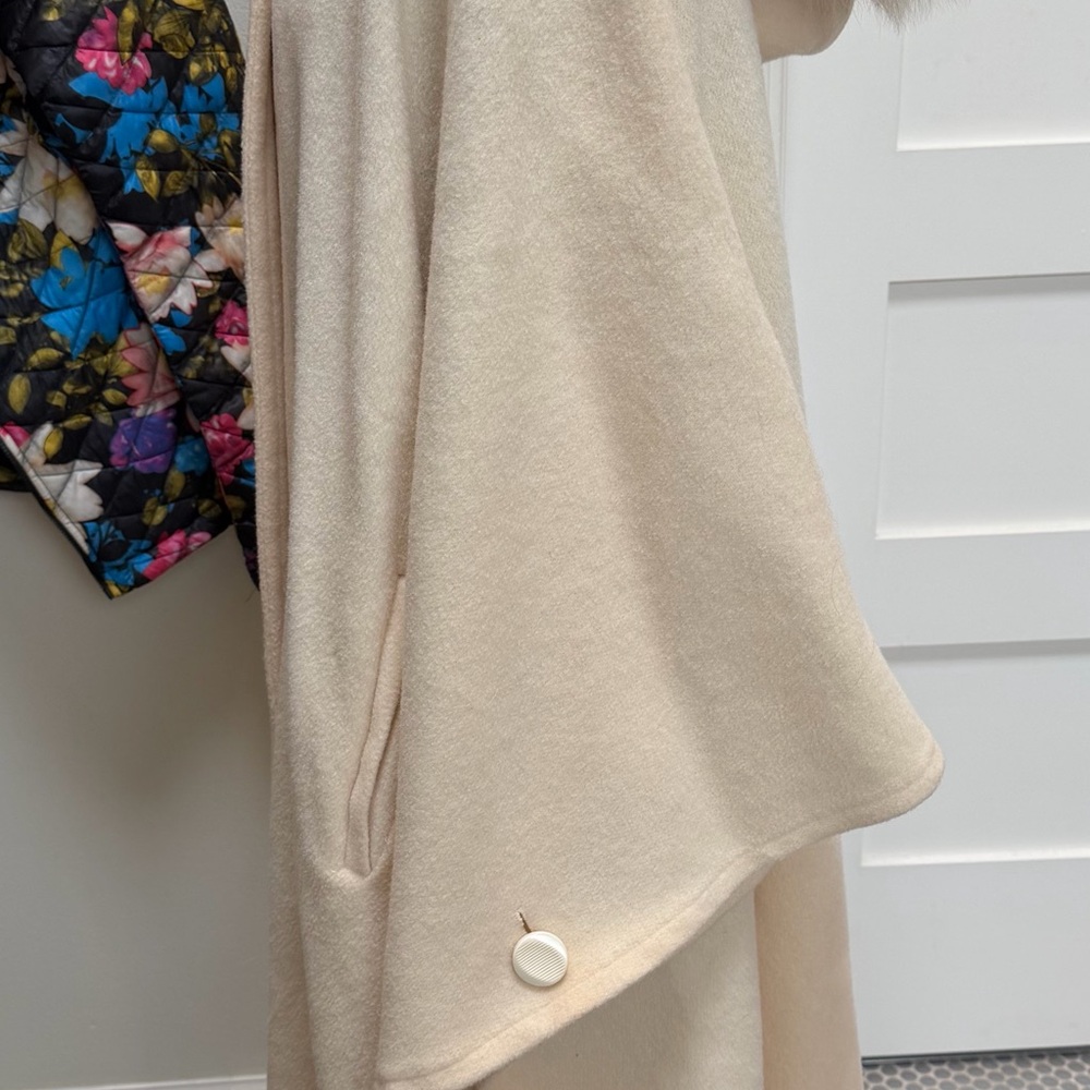Vintage Cream Wool Alex Hayes Cape with Faux Fur Trim - Picture 11 of 12